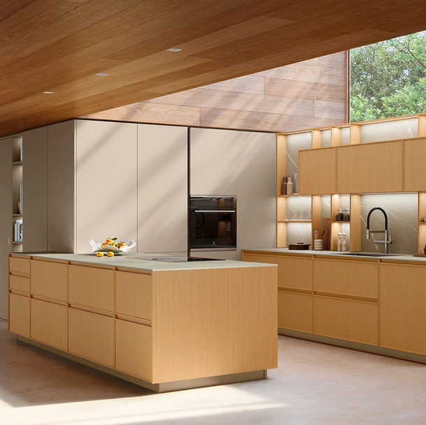 Cucina Moderna con penisola Sakura 08 in Rovere Ikebana e laccato Alabastro di Veneta Cucine