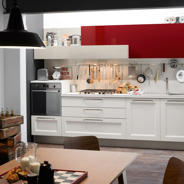 Cucina Moderna Tablet 05 lineare in laccato opaco Bianco e laccato lucido Rosso Ciliegia di Veneta Cucine