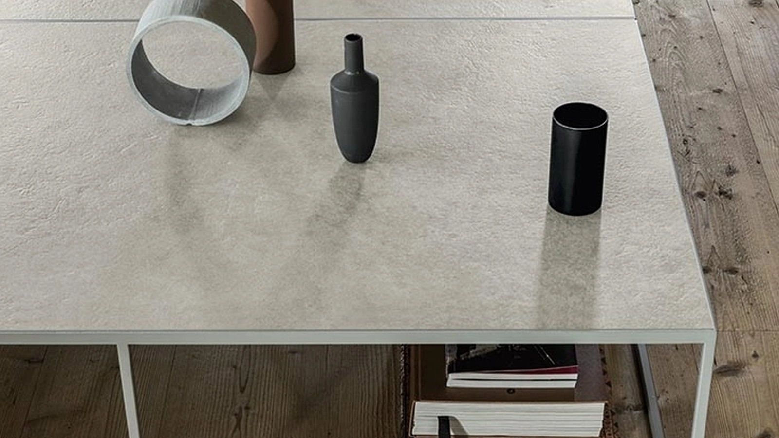 Tavolino Kobe in ceramica e metallo di Alf Da Frè