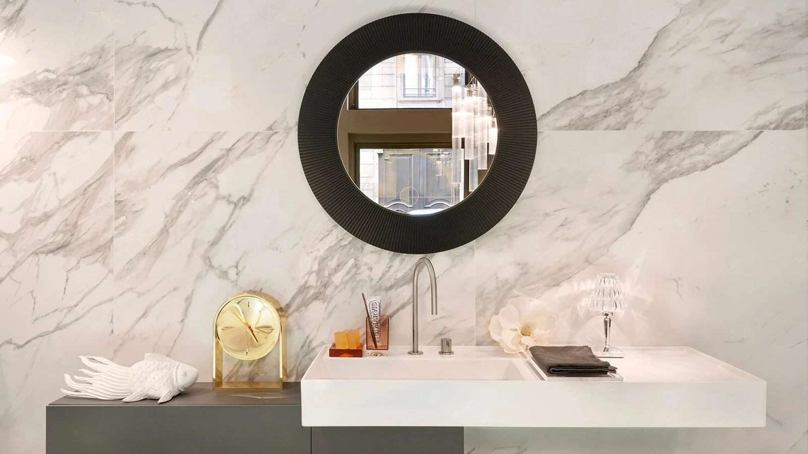 Specchio All Saints con cornice in plexiglas di Kartell