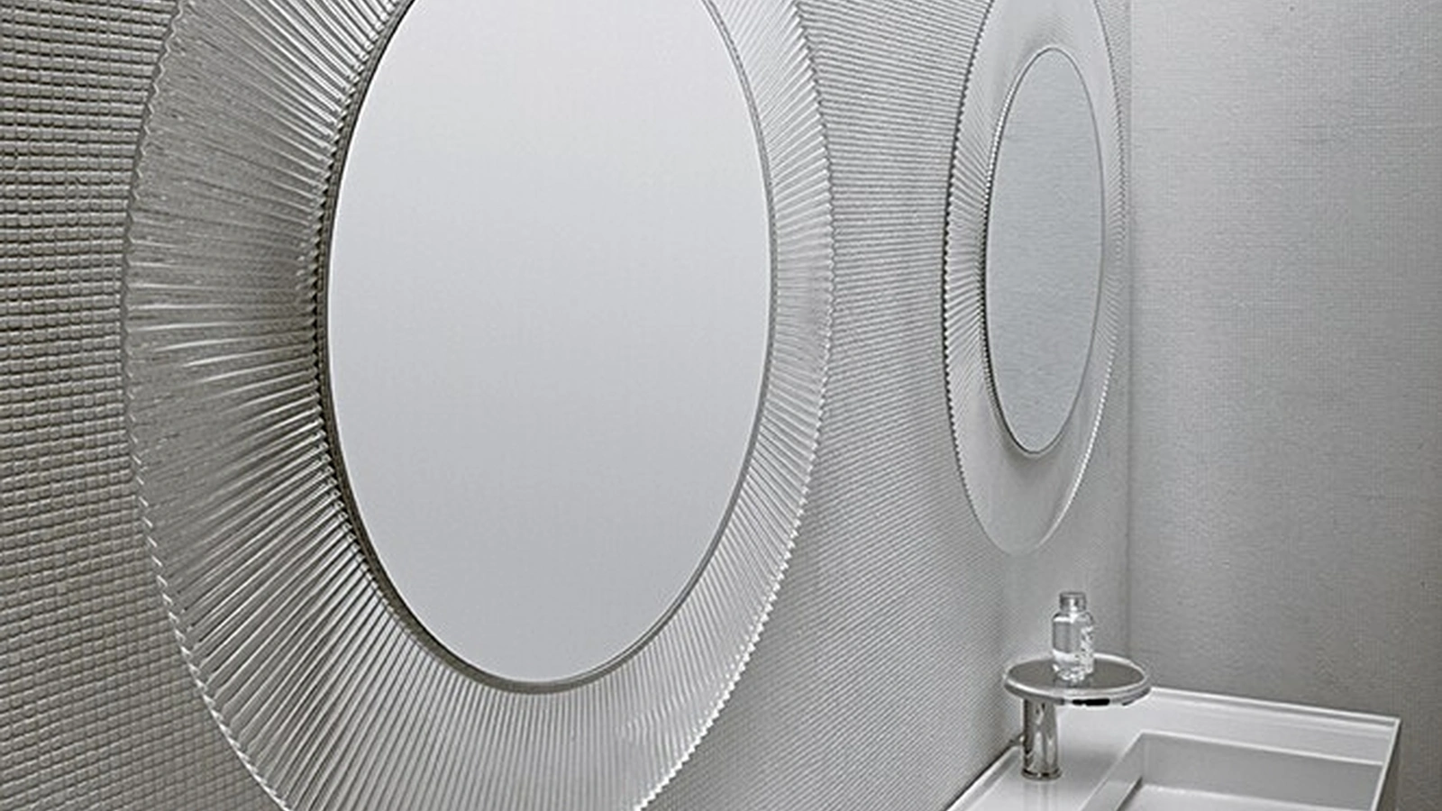 Specchio All Saints con cornice in plexiglas di Kartell