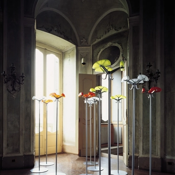 Appendiabiti Alta Tensione in acciaio e alluminio con calotte in plexiglas di Kartell