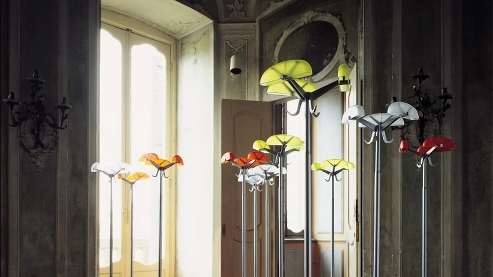 Appendiabiti Alta Tensione in acciaio e alluminio con calotte in plexiglas di Kartell