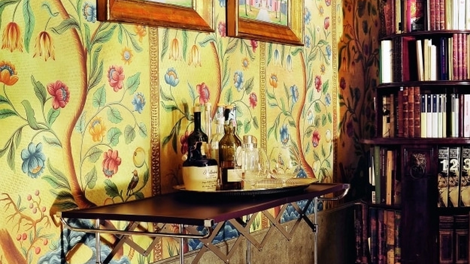 Tavolino Battista con piani in poliuretano e struttura in acciaio di Kartell