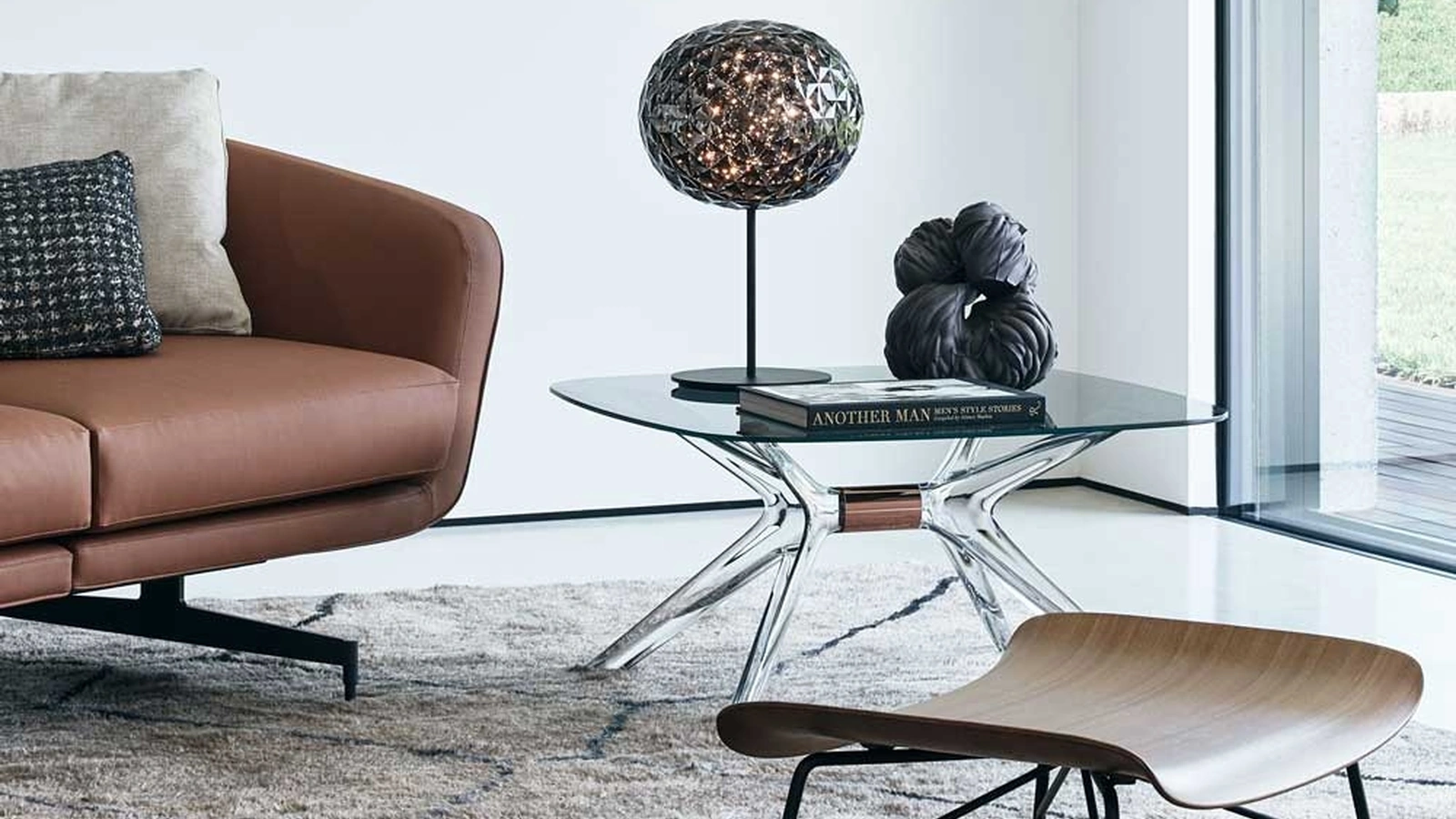 Tavolino in cristallo con base in tecnopolimero Blast di Kartell