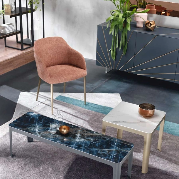 Tavolino Corner con top in ceramica e gambe in metallo verniciato di Riflessi