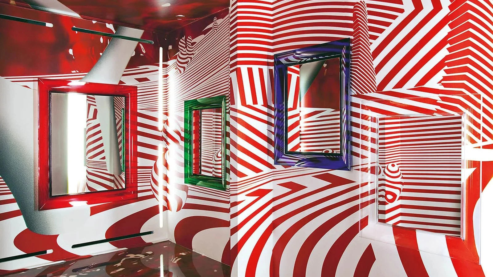 Specchio Francois Ghost con cornice in plexiglas di Kartell