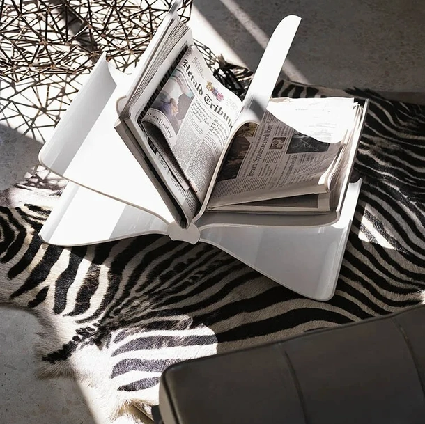 Contenitore portariviste Front Page in policarbonato Kartell