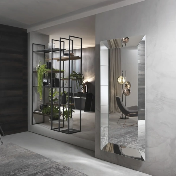 Specchio con cornice inclinata in cristallo specchiante Cube di Riflessi