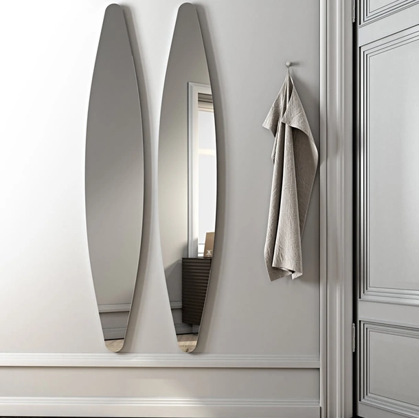 Specchio ovale dalla linea sinuosa e sottile Dioscuri di Riflessi