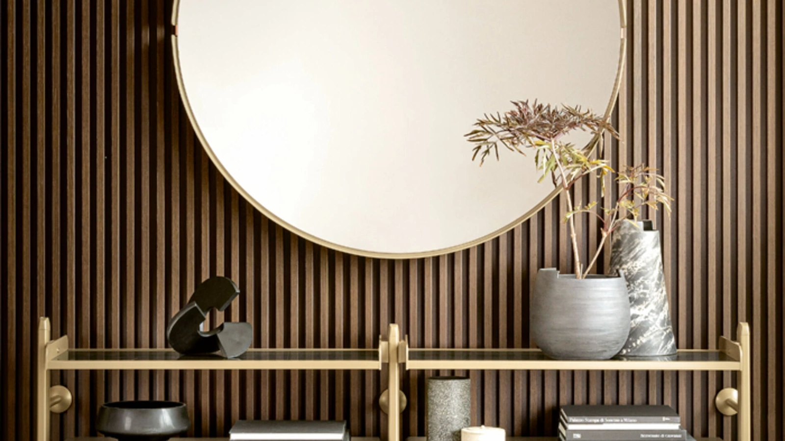 Specchio Omega con cornice in metallo di Riflessi