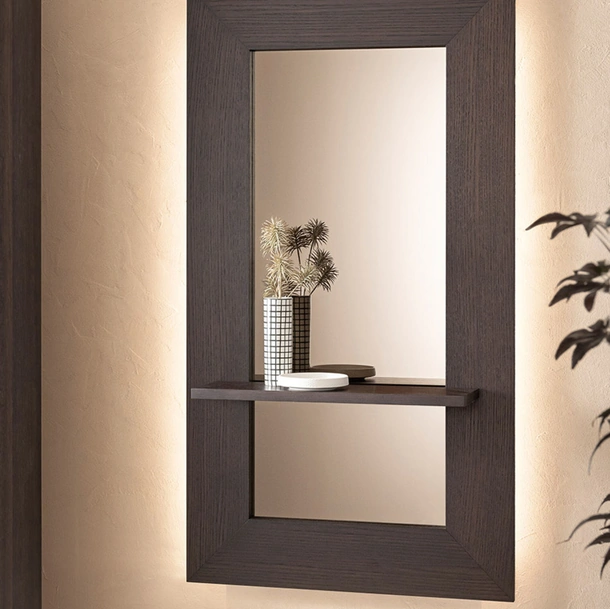 Specchio Sibilla con cornice in legno e mensola di Riflessi