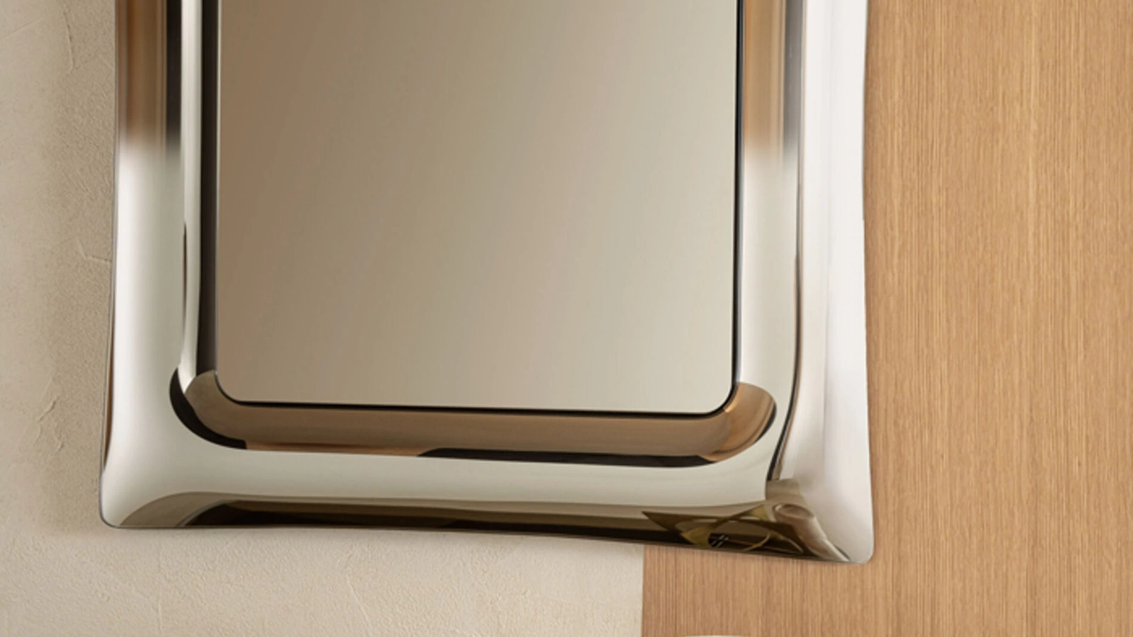 Specchio quadrato Sinuo con cornice sagomata bombata in cristallo specchiante di Riflessi