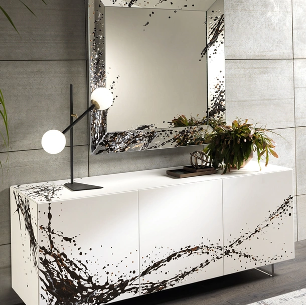 Specchio con cornice in cristallo inclinato con decorazione a rilievo Trapezio Art di Riflessi