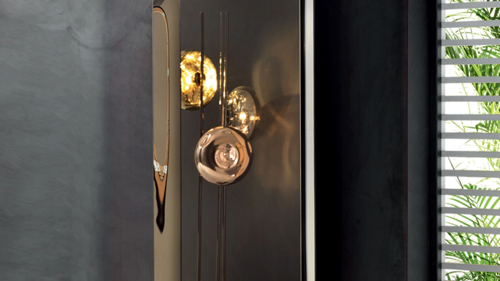 Specchio Viva con cornice specchiante curvata di Riflessi