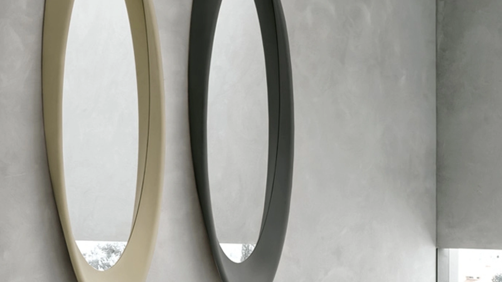 Specchiera Pleasure con cornice in poliuretano verniciato di Target Point