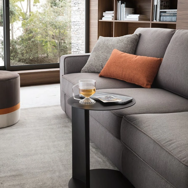 Tavolino Alfred in metallo laccato di Le Comfort