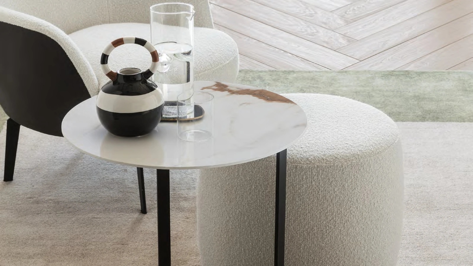 Tavolino Edgar con top in gres Calacatta e base in metallo di Le Comfort