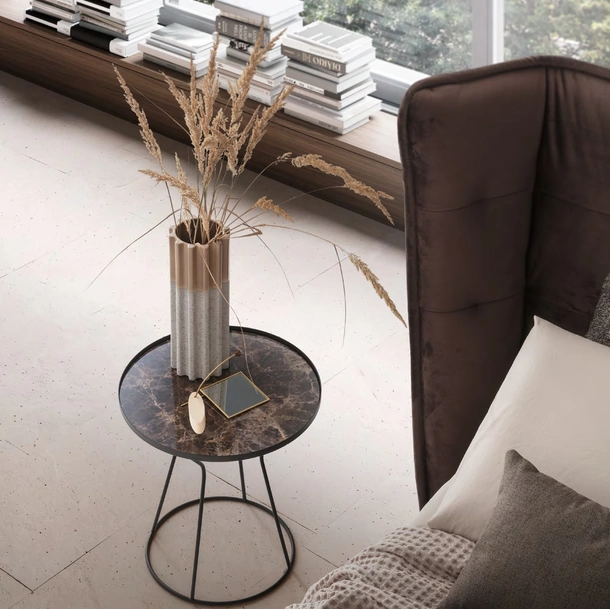 Tavolino Jago con top in gres Emperador e base in metallo di Le Comfort