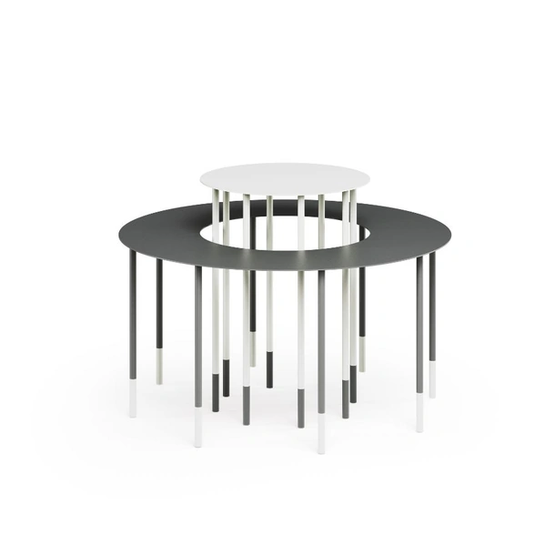 Tavolino Otto in metallo, costituito da due tavolini a doppia altezza, inseriti uno all’interno dell’altro, utilizzabili anche singolarmente di Egoitaliano