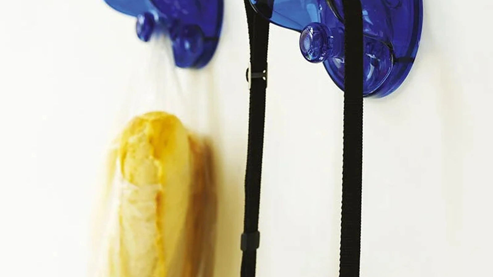 Appendiabiti da parete in policarbonato Blu Wall Clothes Hook di Kartell