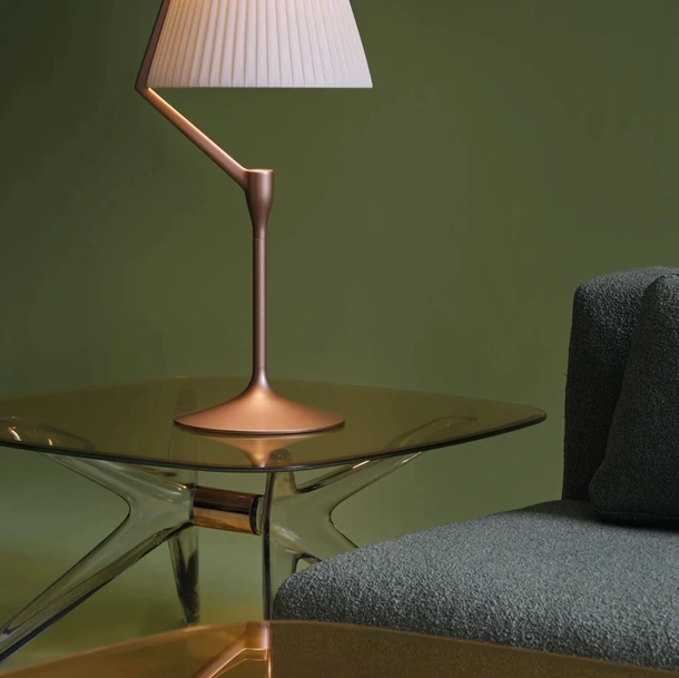 Lampada da tavolo Angelo Stone in alluminio con diffusore rivestito in tessuto di Kartell