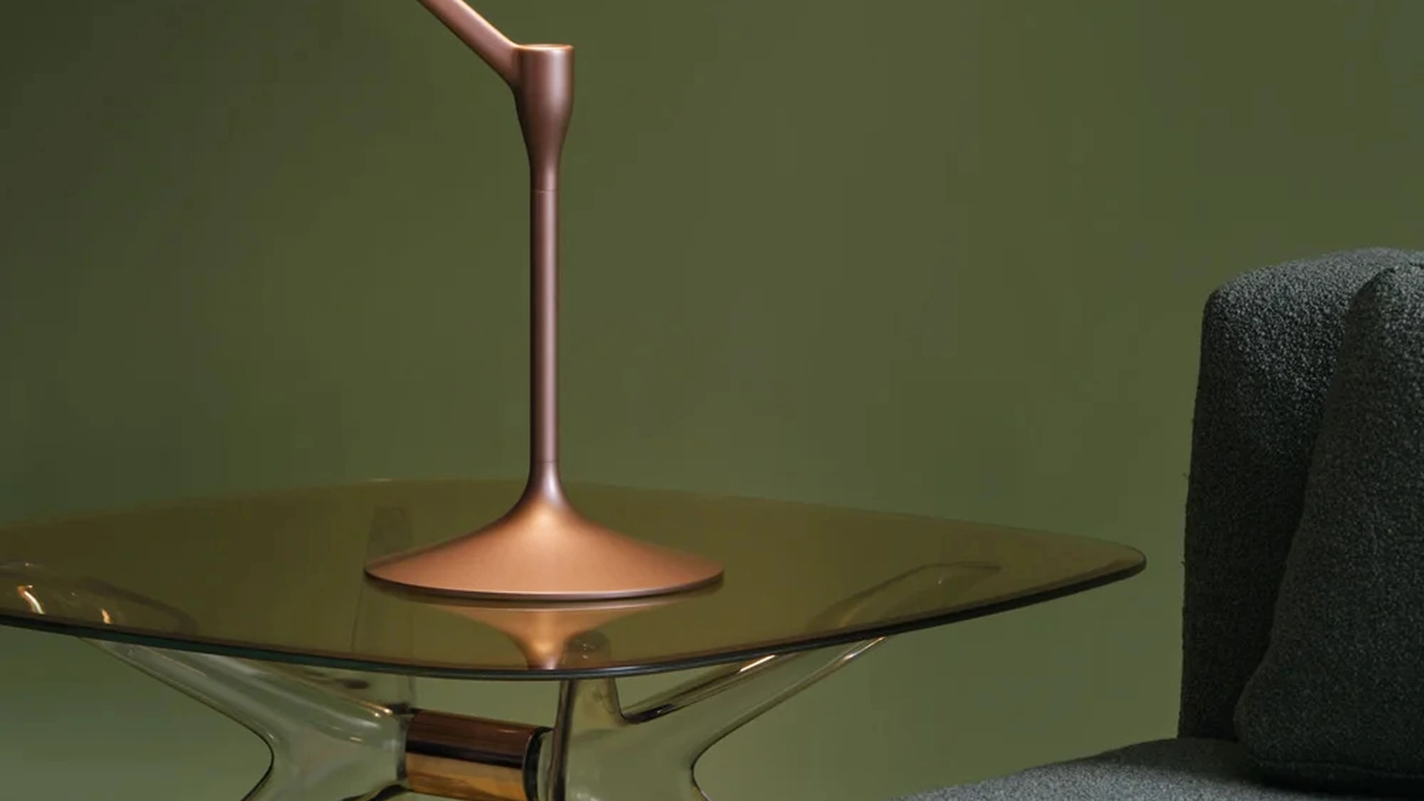 Lampada da tavolo Angelo Stone in alluminio con diffusore rivestito in tessuto di Kartell