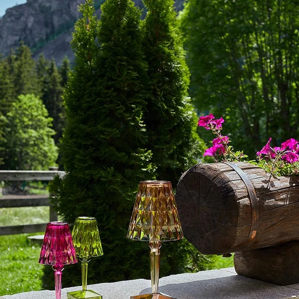 Lampada ricaricabile Big Battery Outdoor in plexiglas di Kartell