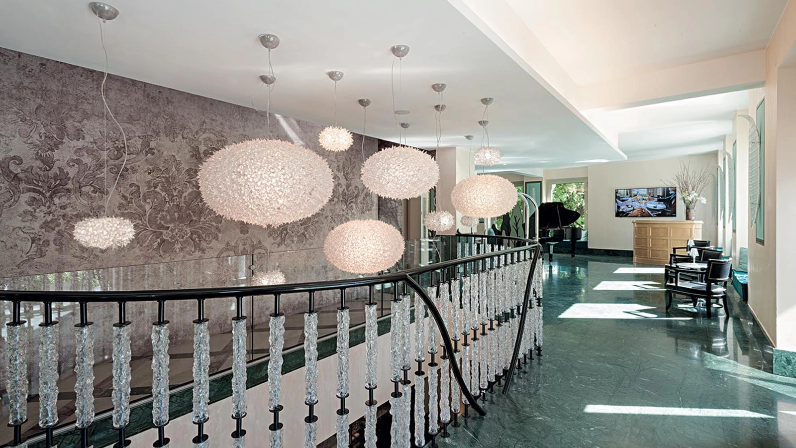 Lampada a sospensione tonda Bloom in tecnopolimero termoplastico Bianco di Kartell