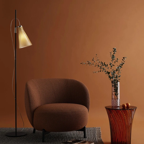 Lampada da terra K-Lux in acciaio con diffusore in plexiglas di Kartell