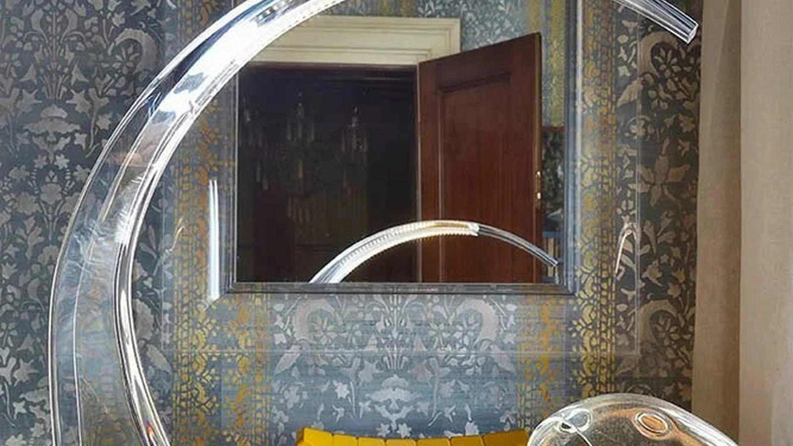 Lampada da tavolo di design Taj in plexiglas trasparente di Kartell