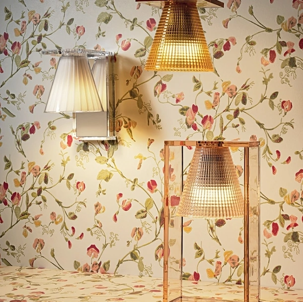 Lampada Light Air in policarbonato da tavolo e nella versione a parete e sospesa di Kartell