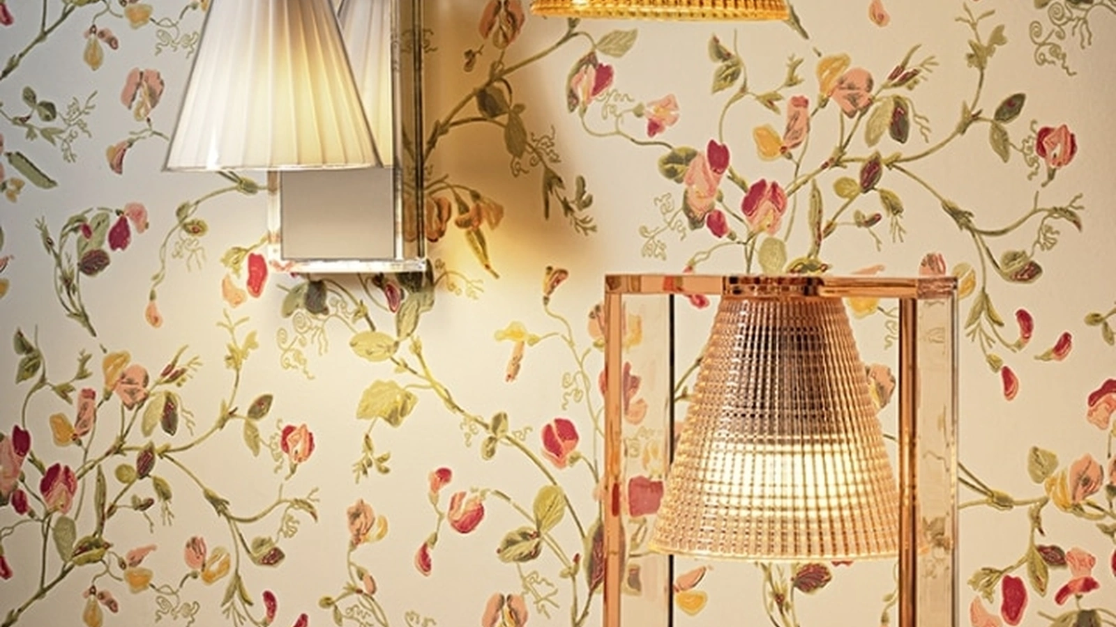 Lampada Light Air in policarbonato da tavolo e nella versione a parete e sospesa di Kartell