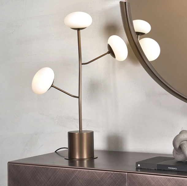 Lampada da tavolo Ramy T di Riflessi