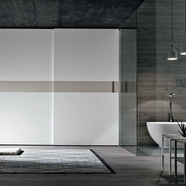 Armadio con anta scorrevole Athena in laccato opaco bianco gesso di Tomasella