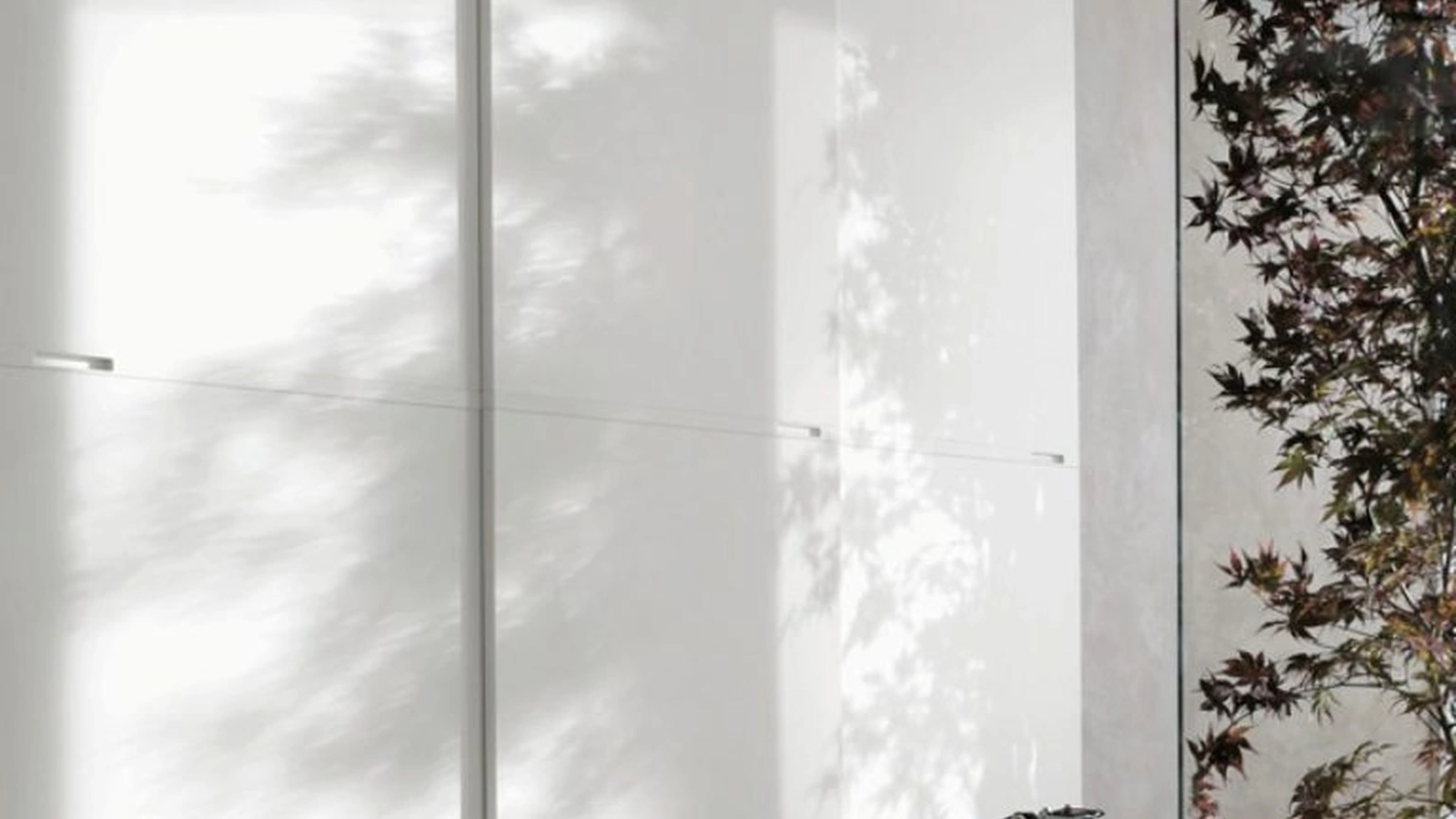 Armadio con anta scorrevole Meridiana in laccato opaco bianco gesso di Tomasella