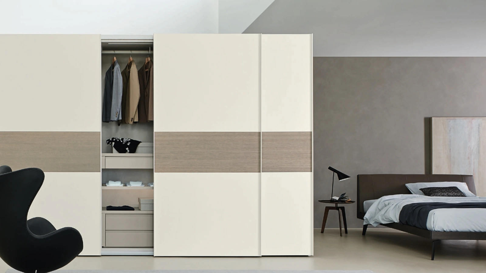 Armadio con ante scorrevoli in laccato opaco con inserto in Rovere Cenere Polo di Sangiacomo