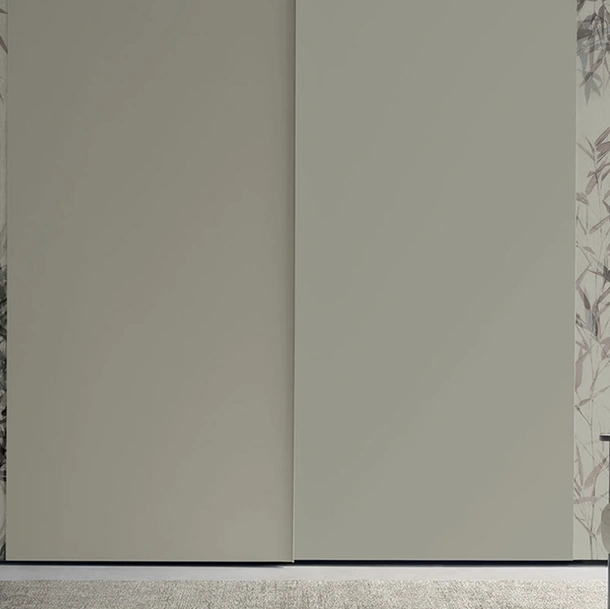 Armadio con ante scorrevoli Strip in laccato con fasce in vetro di Tomasella