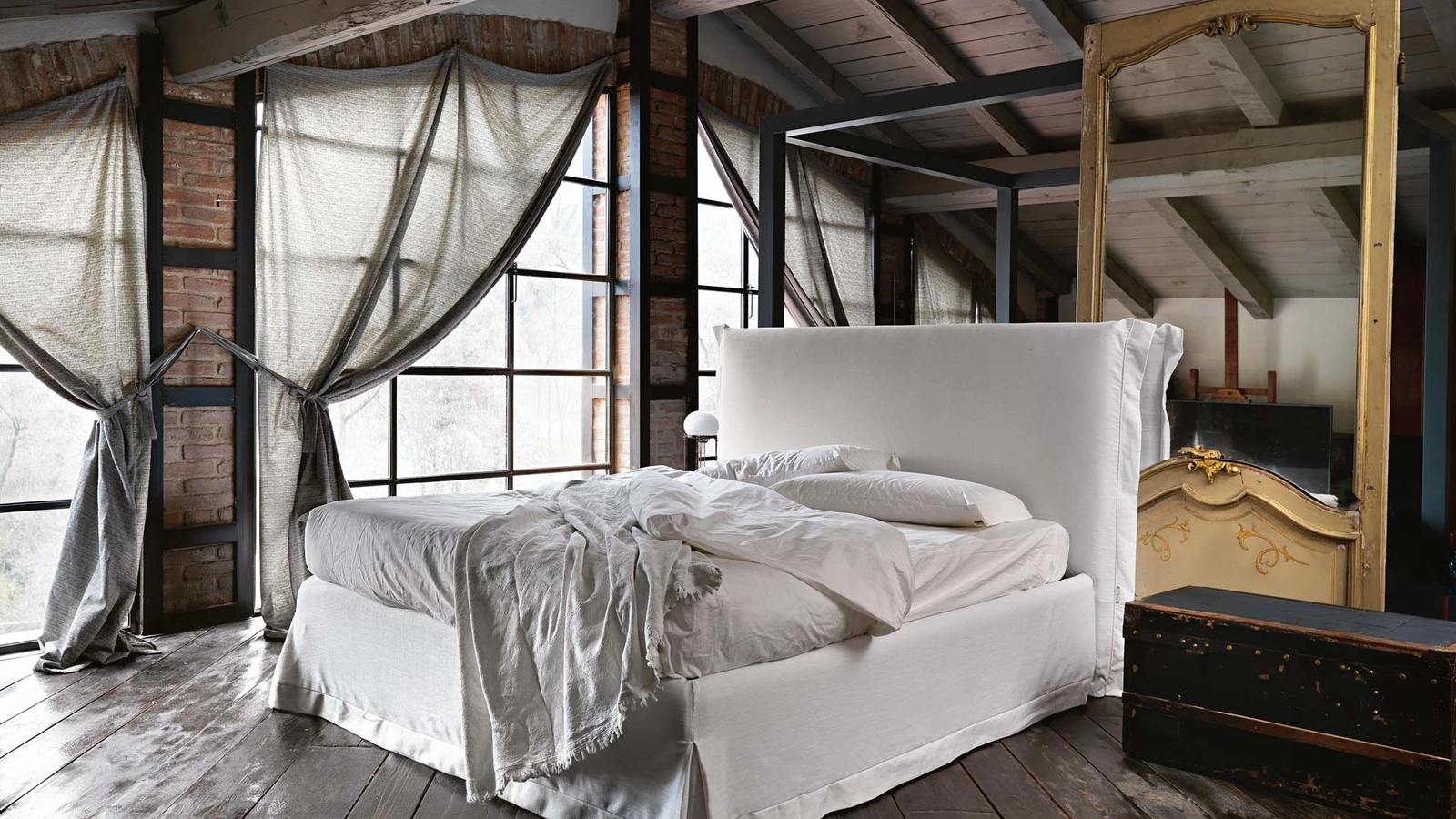 Letto con testiera imbottita Chloè di Noctis