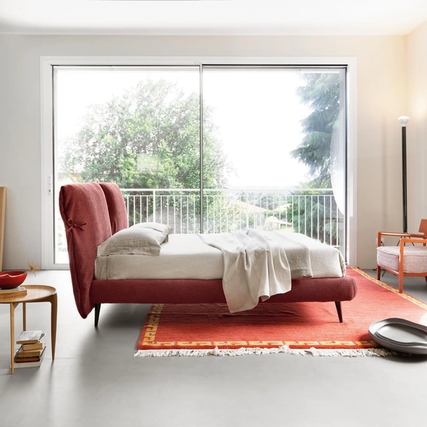 Letto imbottito Eden Advance con fiocchi sulla testiera in tessuto di Noctis