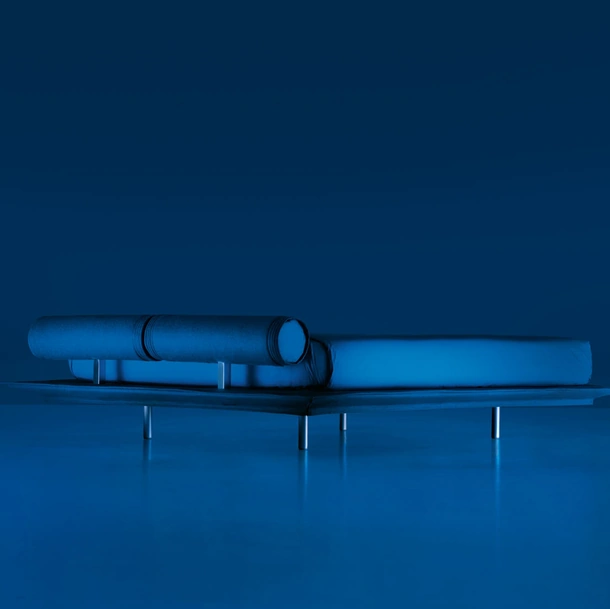 Letto con testiera a rullo e piedini arretrati in modo da essere invisibili Flamingo di Noctis