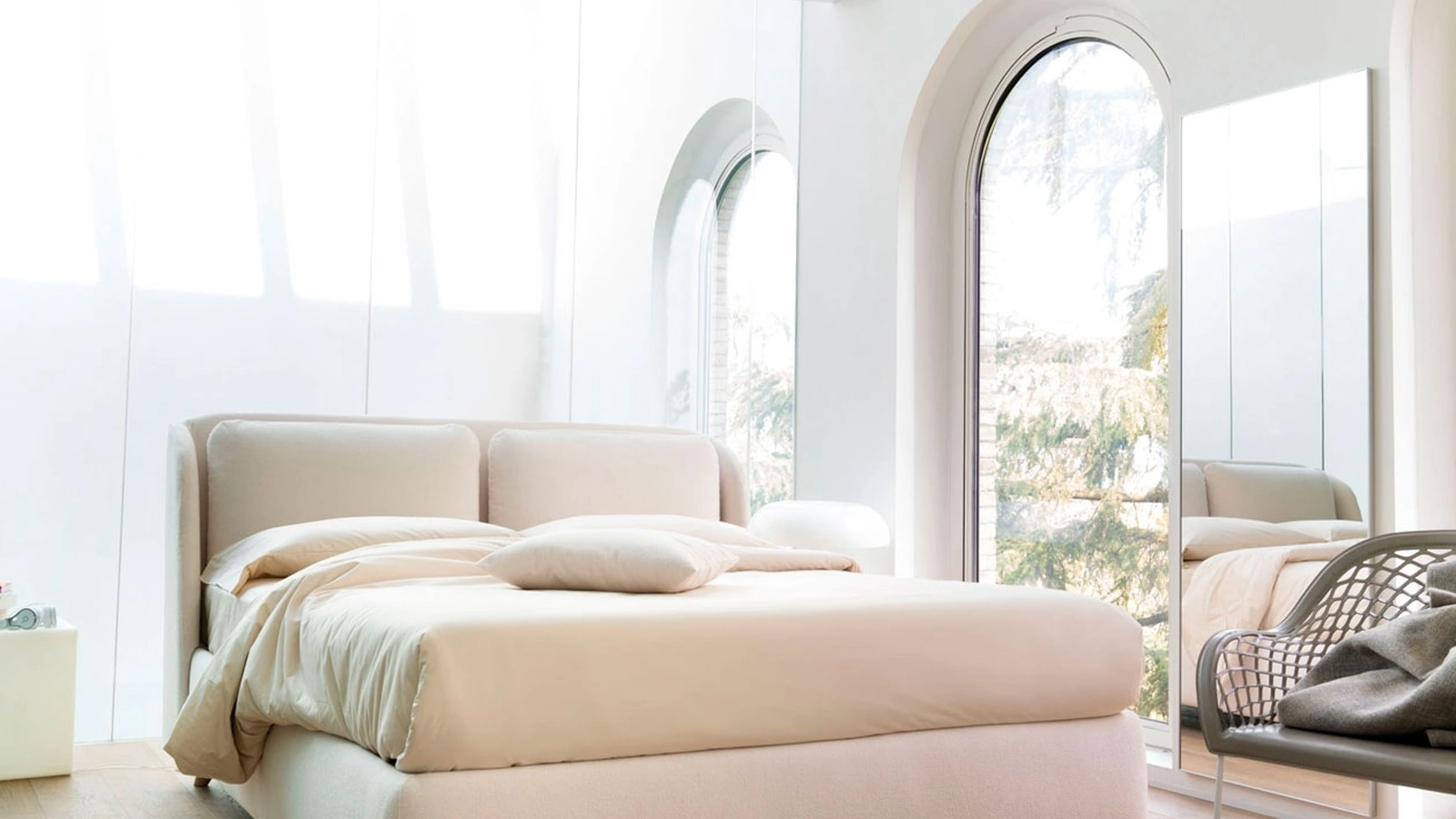 Letto in tessuto con testiera Hello di Noctis