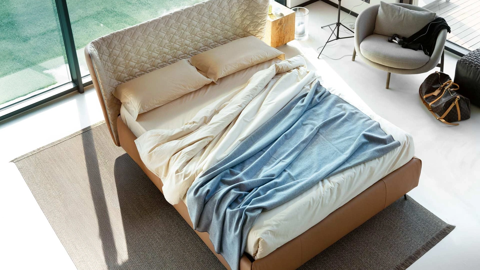 Letto in ecopelle con testiera curva Leonte di Noctis