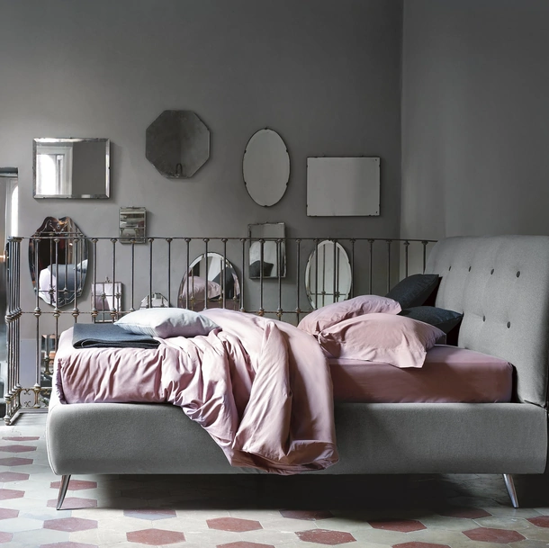 Letto in tessuto imbottito con testiera trapuntata Paco di Noctis