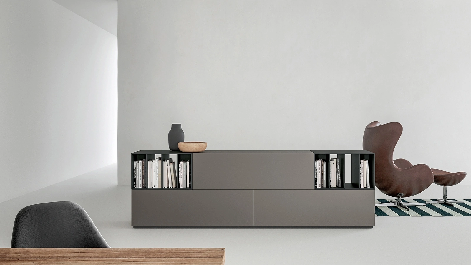 Madia bifacciale con vani libreria in laccato opaco di Caccaro