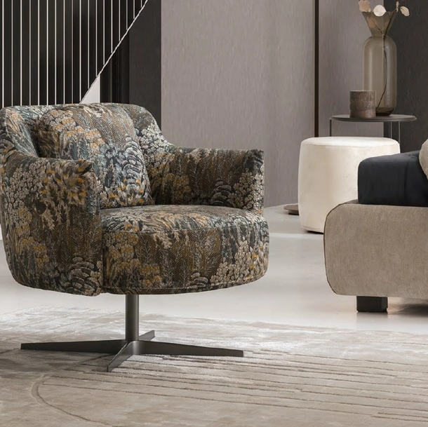 Poltrona girevole in tessuto con motivo floreale Shelley di Le Comfort