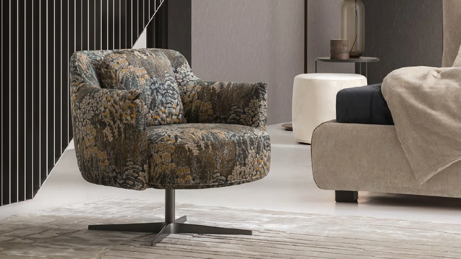 Poltrona girevole in tessuto con motivo floreale Shelley di Le Comfort