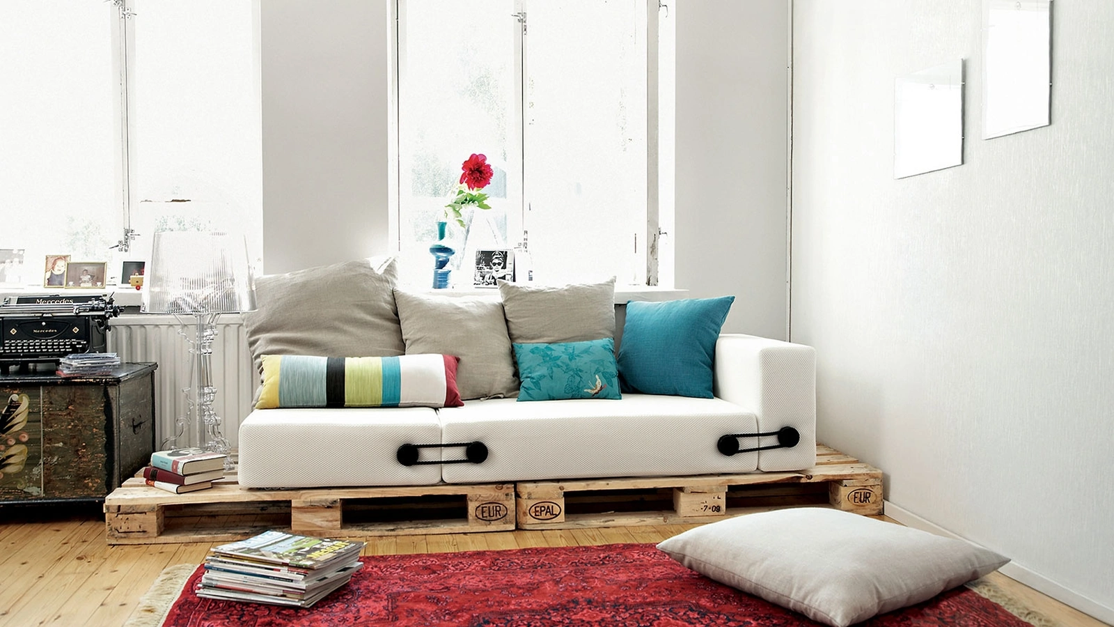 Divano lineare in tessuto con base in legno Trix di Kartell