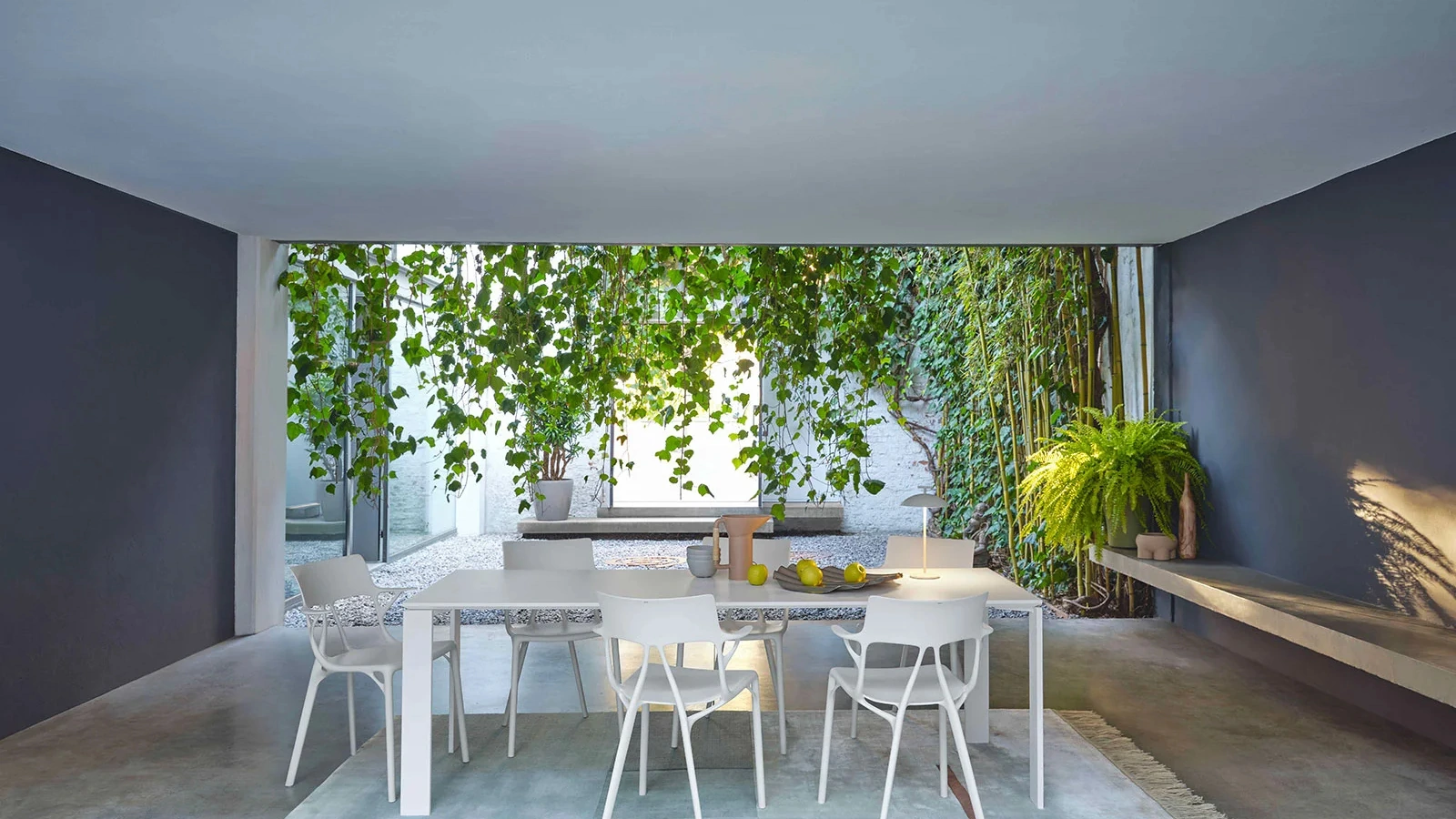 Sedia Al realizzata in tecnopolimero termoplastico riciclato con carica minerale e trattamento soft touchdi Kartell