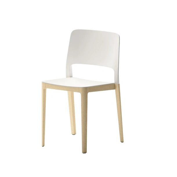 Sedia impilabile Atelier in polipropilene con struttura in legno di Veneta Cucine